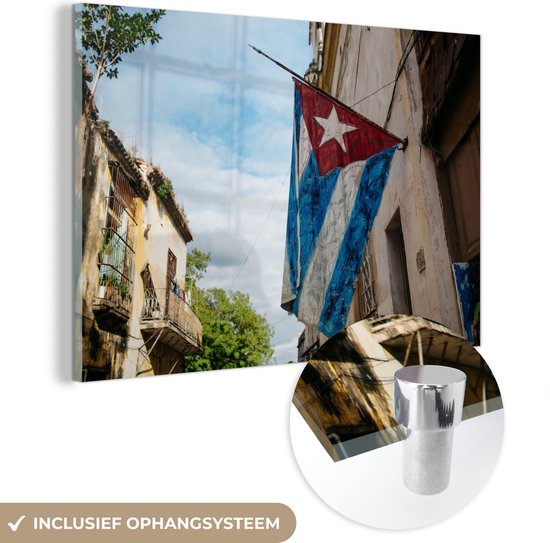 MuchoWow® Glasschilderij 60x40 cm - Schilderij acrylglas - Cubaanse vlag die aan een huis hangt in Habana Vieja - Foto op glas - Schilderijen