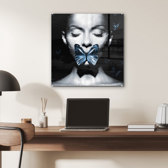 MuchoWow® Peinture sur verre 50x50 cm - Peinture sur verre acrylique - Femme - Papillon - Zwart - Wit - Photo sur verre - Décoration murale salon - Décoration murale chambre - Peintures