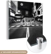 MuchoWow® Glasschilderij 90x90 cm - Schilderij acrylglas - Overstekende zebra - Foto op glas - Schilderijen