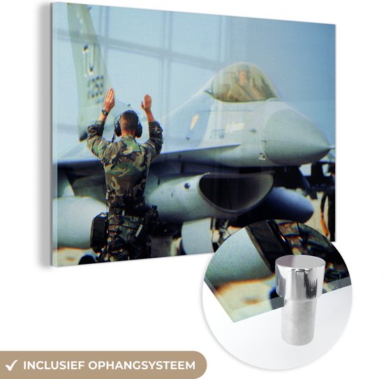 MuchoWow® Glasschilderij 180x120 cm - Schilderij acrylglas - Grondpersoneel signaleert de piloot van een militair vliegtuig - Foto op glas - Schilderijen