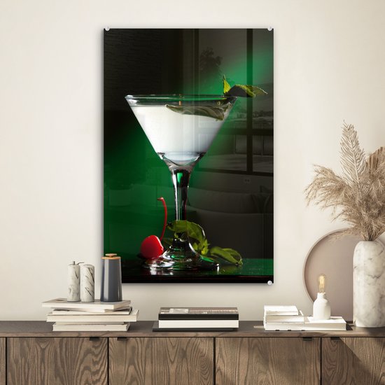 MuchoWow® Glasschilderij 40x60 cm - Schilderij acrylglas - Martini-cocktail met muntblad op een groene achtergrond - Foto op glas - Schilderijen