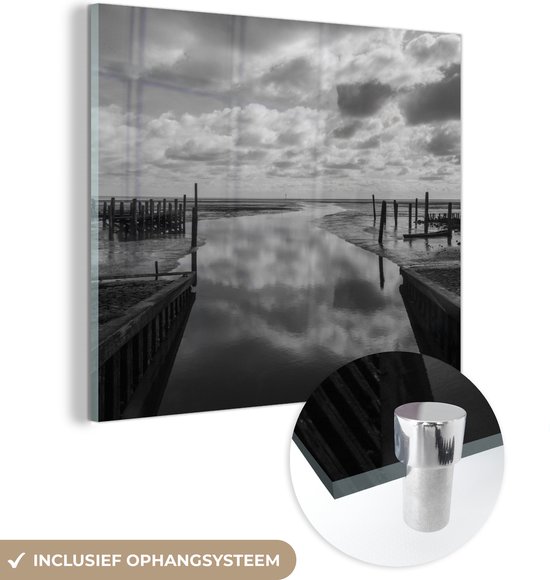 MuchoWow® Glasschilderij 20x20 cm - Schilderij acrylglas - Waddenzee - Zwart - Wit - Wolken - Foto op glas - Schilderijen