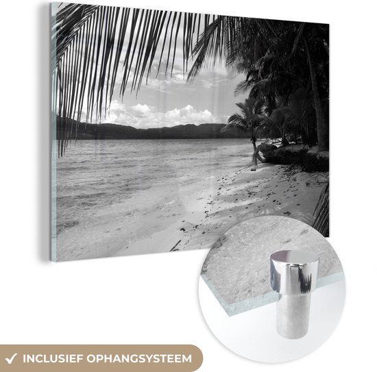 MuchoWow® Glasschilderij 120x80 cm - Schilderij acrylglas - Strand en palmbomen bij de San Blas-eilanden bij Panama - zwart wit - Foto op glas - Schilderijen