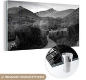 MuchoWow® Glasschilderij 160x80 cm - Schilderij acrylglas - Een weg bij het Welshe Nationaal park Brecon Beacons - zwart wit - Foto op glas - Schilderijen