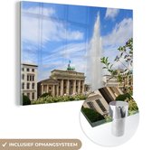 MuchoWow® Glasschilderij 120x80 cm - Schilderij acrylglas - Brandenburger Tor met een fontein in het Duitse Berlijn - Foto op glas - Schilderijen