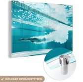 MuchoWow® Glasschilderij 90x60 cm - Schilderij acrylglas - Duiken - Wedstrijdzwemmen - Zwembad - Foto op glas - Schilderijen