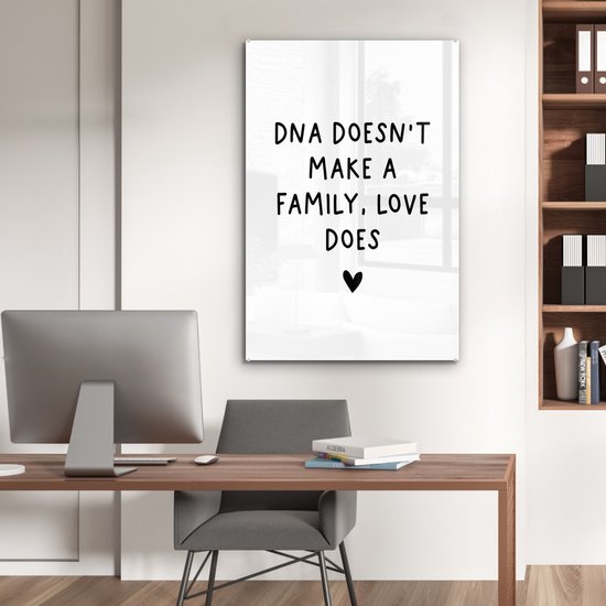 MuchoWow® Glasschilderij 80x120 cm - Schilderij acrylglas - Engelse quote "DNA doesn't make a family, love does" met een hartje op een witte achtergrond - Foto op glas - Schilderijen