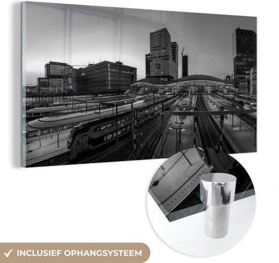 MuchoWow® Glasschilderij 80x40 cm - Schilderij acrylglas - Het Centraal Station van Utrecht - zwart wit - Foto op glas - Schilderijen