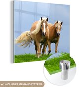 MuchoWow® Glasschilderij 90x90 cm - Schilderij acrylglas - Paarden - Gras - Lucht - Foto op glas - Schilderijen