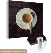 MuchoWow® Glasschilderij 50x50 cm - Schilderij acrylglas - Kopje espresso op koffiebonen - Foto op glas - Schilderijen