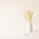 Poster Glanzend – Witte Keramieken Vaas vol Gipskruid Bloemen in Beige Omgeving - 50x50 cm Foto op Posterpapier met Glanzende Afwerking