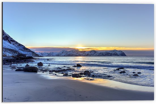 Dibond - Zachte Ochtendzon op Eiland van Noorwegen - 60x40 cm Foto op Aluminium (Met Ophangsysteem)