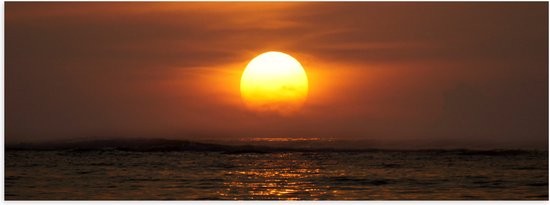 Poster Glanzend – Zon verdwijnend achter de Horizon in de Kalme Zee - 60x20 cm Foto op Posterpapier met Glanzende Afwerking