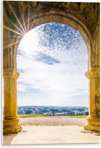 PVC Schuimplaat - Zon door Sluierbewolking op Ingang van Stenen Tempel - 40x60 cm Foto op PVC Schuimplaat (Met Ophangsysteem)