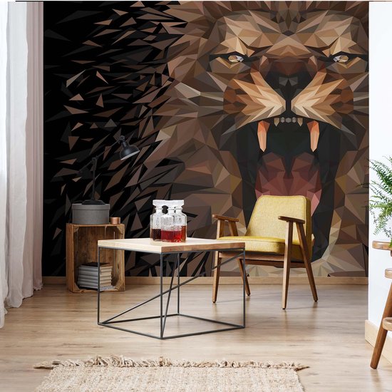 Geometrische leeuwenkop behang op een muur, met een woonkamer meubels zoals een gele fauteuil en een salontafel.
