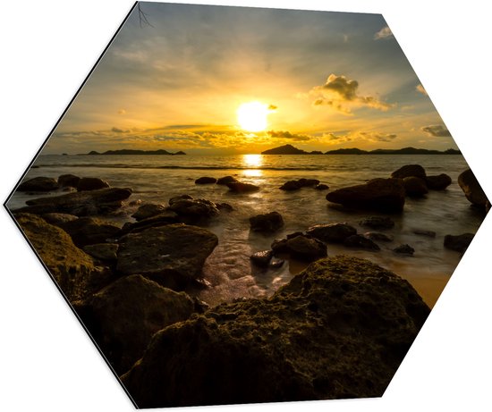 Dibond Hexagon - Zon verdwijnend achter Wolken boven de Zee vol Rotsen - 80x69.6 cm Foto op Hexagon (Met Ophangsysteem)