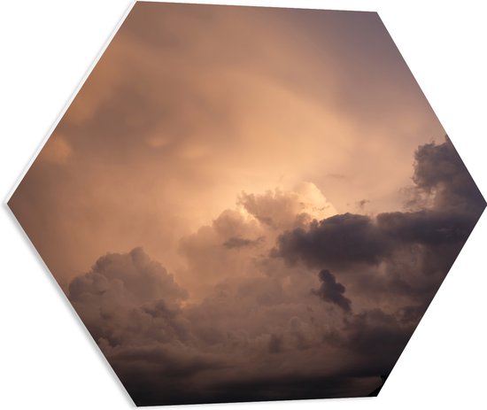 PVC Schuimplaat Hexagon - Zon achter Donkere Regenwolken - 60x52.2 cm Foto op Hexagon (Met Ophangsysteem)