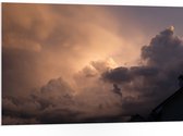 PVC Schuimplaat - Zon achter Donkere Regenwolken - 105x70 cm Foto op PVC Schuimplaat (Met Ophangsysteem)