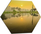 Dibond Hexagon - Zonnestralen over Overstroomd Gebied in Indonesië - 80x69.6 cm Foto op Hexagon (Met Ophangsysteem)