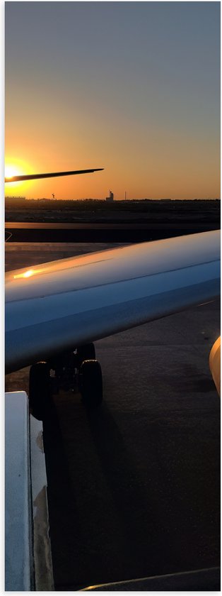 Poster Glanzend – Vliegtuigvleugel van Wit Vliegtuig Geparkeerd op Vliegbasis tijdens Zonsondergang - 20x60 cm Foto op Posterpapier met Glanzende Afwerking