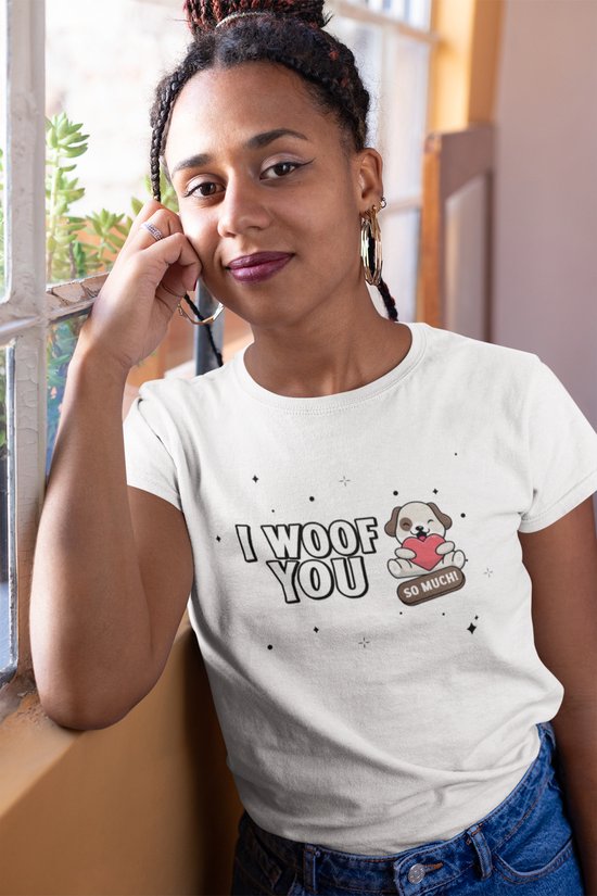 Shirt - I woof you so much - Wurban Wear | Grappig shirt | Hond | Unisex tshirt | Speelgoed | Hondenmand | Knuffel | Wit