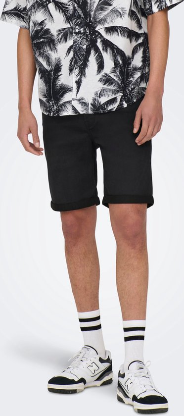 Jonge man met palmtree shirt en zwarte denim shorts, witte sokken met strepen en sneakers.