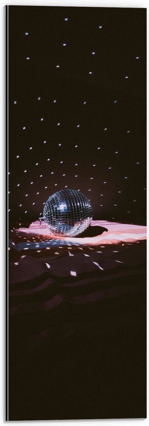 Dibond - Licht Vallend op Discobal in Donkere Ruimte - 20x60 cm Foto op Aluminium (Met Ophangsysteem)