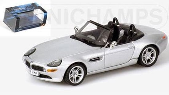 Zilverkleurige BMW Z8 cabriolet modelauto met zwarte kap en op de achtergrond de displayverpakking.