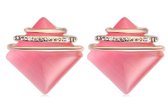 Fashionidea -Mooie vierkante roze oorknopjes met goudkleurige details.