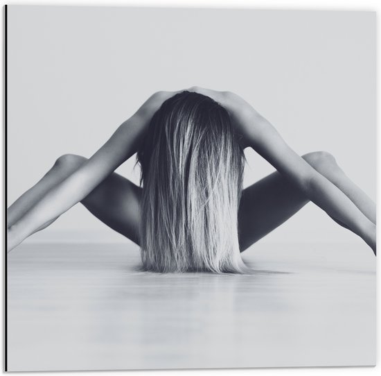 Dibond - Vrouw met Gespreide Benen in Yogapositie (Zwart- wit) - 50x50 cm Foto op Aluminium (Met Ophangsysteem)