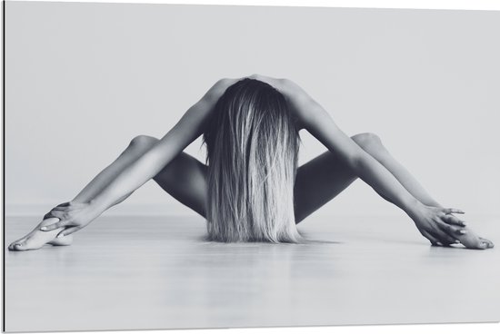 Dibond - Vrouw met Gespreide Benen in Yogapositie (Zwart- wit) - 90x60 cm Foto op Aluminium (Met Ophangsysteem)