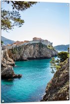 Tuinposter – Rots in de Zee van Dubrovnik, Kroatië - 80x120 cm Foto op Tuinposter (wanddecoratie voor buiten en binnen)