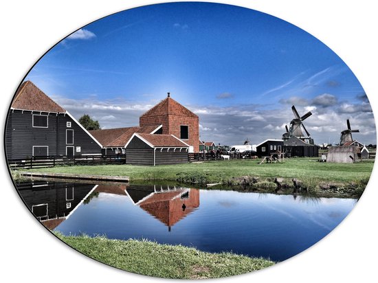 Dibond Ovaal - Boerderij met Windmolens aan het Water - 56x42 cm Foto op Ovaal (Met Ophangsysteem)