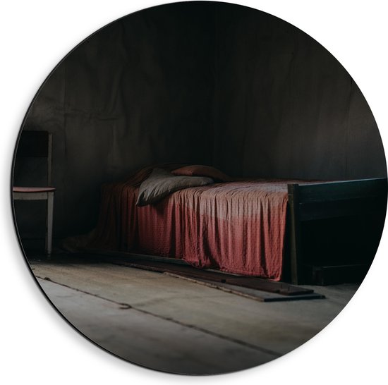 Dibond Muurcirkel - Bed met Rood Dekbedovertrek in Houten Kamer - 40x40 cm Foto op Aluminium Muurcirkel (met ophangsysteem)