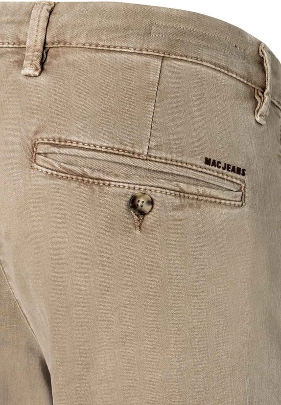 Detail van achterzak met MAC JEANS logo en knoop op beige chino broek.