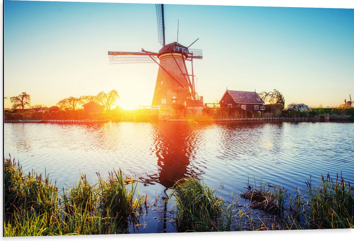 WallClassics - Dibond - Zonlicht langs Hollandse Molen aan het Water - 105x70 cm Foto op Aluminium (Met Ophangsysteem)