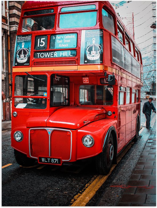 Poster (Mat) - Traditionele Rode Bus in Londen, Verenigd Koninkrijk - 60x80 cm Foto op Posterpapier met een Matte look