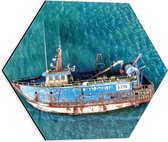 Dibond Hexagon - Bovenaanzicht van Kantelend Vrachtschip - 40x34.8 cm Foto op Hexagon (Met Ophangsysteem)