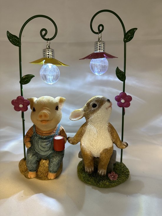 Polyresin (tuin)dieren met lantaarn + LED bloem - set van 2 stuks - Varken + konijn - Hoogte 24 x 10 x 7 cm - Woonaccessoires - Tuinaccessoires - Tuindecoratie
