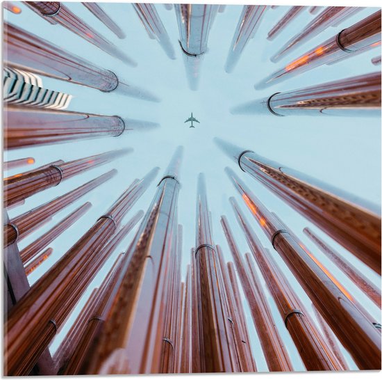 Acrylglas - Onderaanzicht van Vliegtuig vliegend tussen Wolkenkrabbers - 50x50 cm Foto op Acrylglas (Wanddecoratie op Acrylaat)