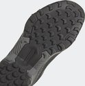 Zool van zwarte dames wandelschoen van adidas Terrex met grof profiel.