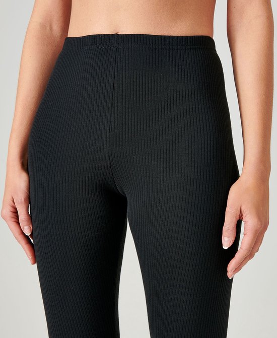 Zwarte geribde legging met een elastische tailleband.