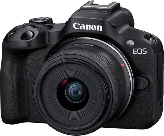 Zwarte Canon EOS R50 systeemcamera met een RF-S 18-45mm f/4.5-6.3 IS STM lens.