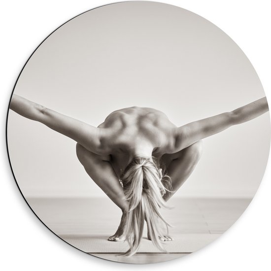 Dibond Muurcirkel - Vrouw met Gespreide Armen Yogapositie (Zwart- wit) - 50x50 cm Foto op Aluminium Muurcirkel (met ophangsysteem)