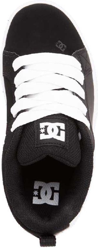 Bovenkant van een zwarte DC Shoes sneaker met witte veters en logo's op de tong.