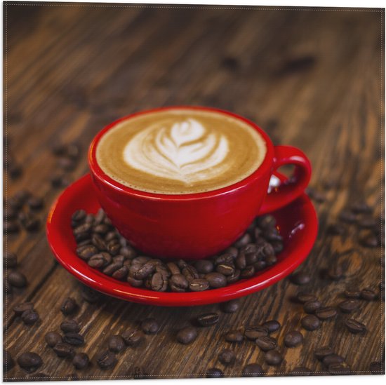 Vlag - Rood Kopje met Koffie Omringd door Koffiebonen - 50x50 cm Foto op Polyester Vlag