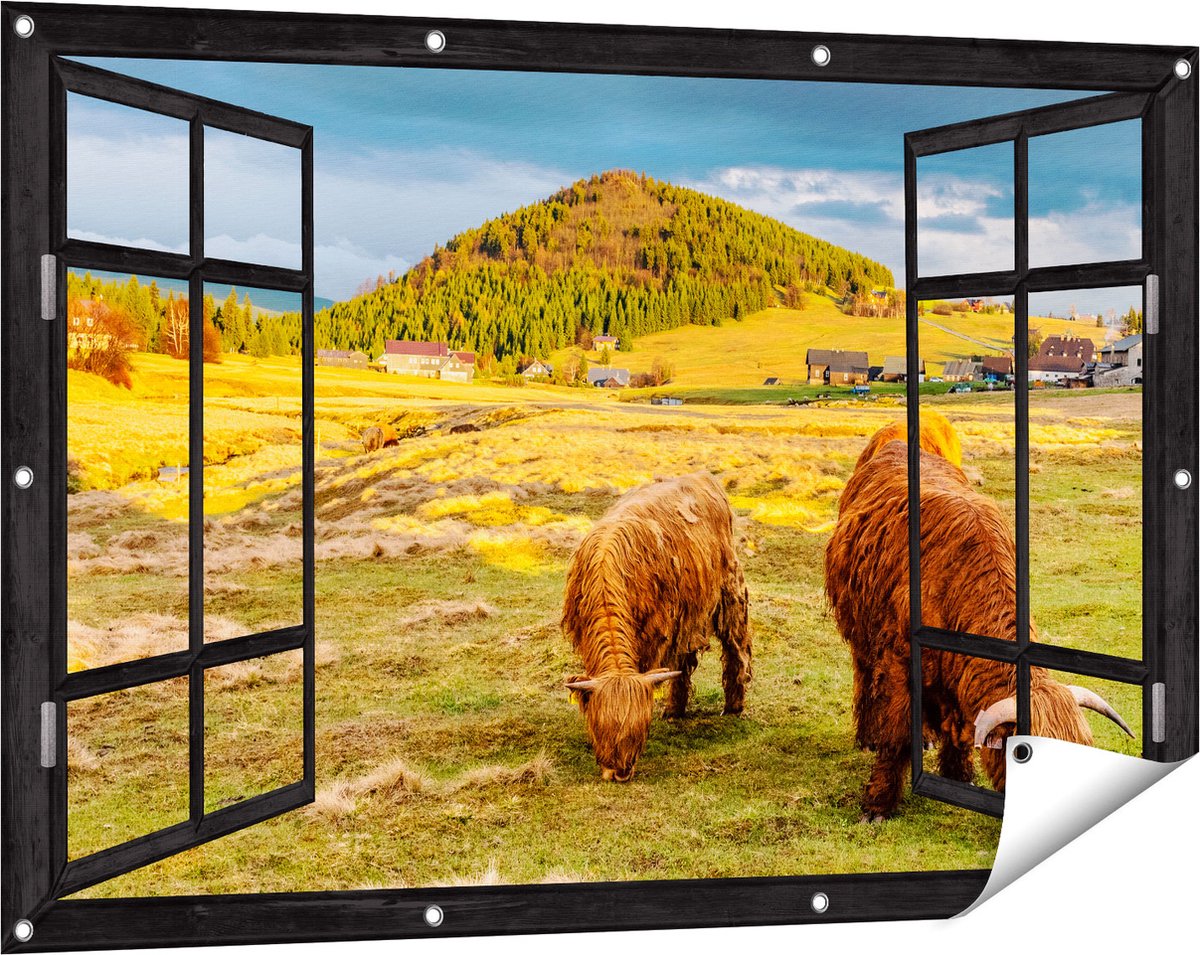 Gards Tuinposter Doorkijk Twee Schotse Hooglanders bij een Dorp - 120x80 cm - Tuindoek - Tuindecoratie - Wanddecoratie buiten - Tuinschilderij Zwart