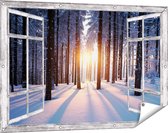Gards Tuinposter Doorkijk Bos met Sneeuw tijdens de Zonsondergang - 120x80 cm - Tuindoek - Tuindecoratie - Wanddecoratie buiten - Tuinschilderij