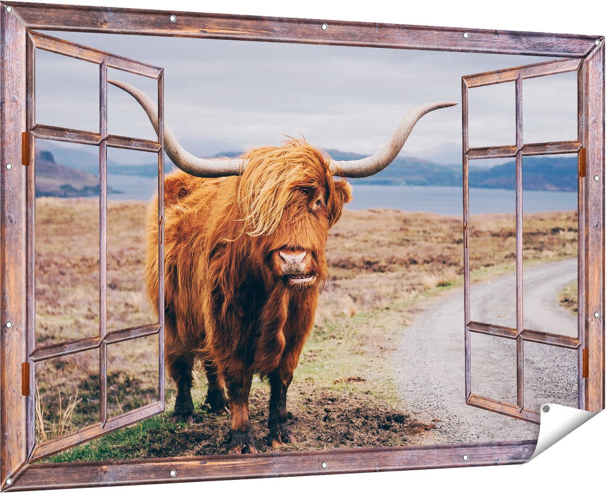 Gards Tuinposter Doorkijk Schotse Hooglander Koe op de Weg - 180x120 cm - Tuindoek - Tuindecoratie - Wanddecoratie buiten - Tuinschilderij Multikleur