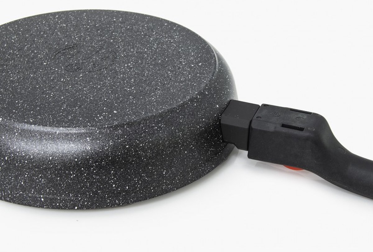 Pentole Agnelli Aluminium 3 mm dikke Fondo inductie zwarte rechte koekenpan met koel handvat, diameter 24 cm Pentole Agnelli Aluminium 3 mm dikke Fondo inductie zwarte rechte koekenpan met koel handvat, diameter 24 cm